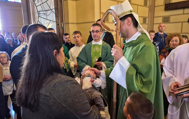 Biskup Kovač krstio peto dijete obitelji Landeka u Velikoj Gorici